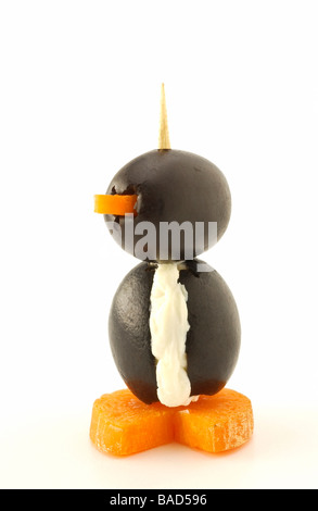 Penguin fatta di olive, crema di formaggio e carote; Aperitivo Foto Stock