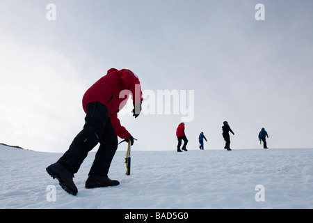 Un gruppo di alpinisti Cairngorm ascendente in Cairngorm National Park in Scozia UK Foto Stock