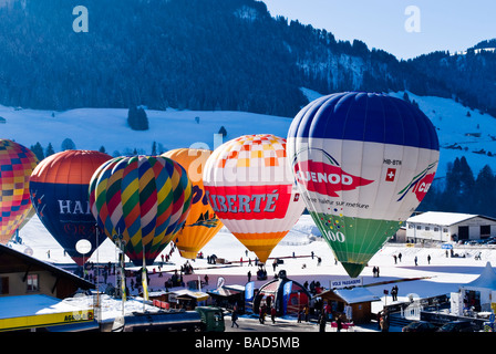 I palloni ad aria calda essendo gonfiato in staging area del 2009 Chateau d'Oex International Ballon festival. Charles Lupica Foto Stock