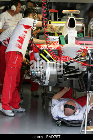 Panasonic Toyota meccanica lavorando su Timo Glock sulla macchina Foto Stock