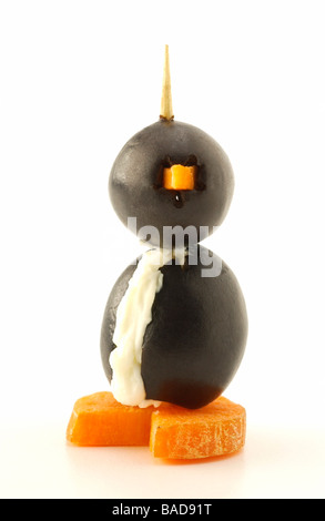 Penguin fatta di olive, crema di formaggio e carote; Aperitivo Foto Stock