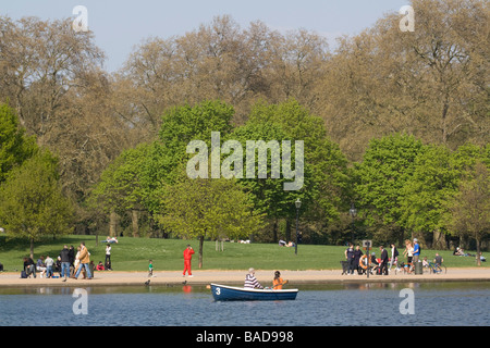 Barche sulla serpentina Hyde Park Londra Foto Stock