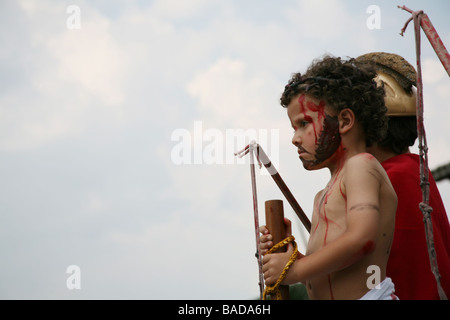 I bambini rappresentano scene della Passione di Cristo a un easter parade, Colombia Foto Stock