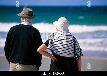 Francia, Cotes d'Armor, Sable d'Or Les Pins, delle passeggiate sulla spiaggia torna, di fronte al mare Foto Stock