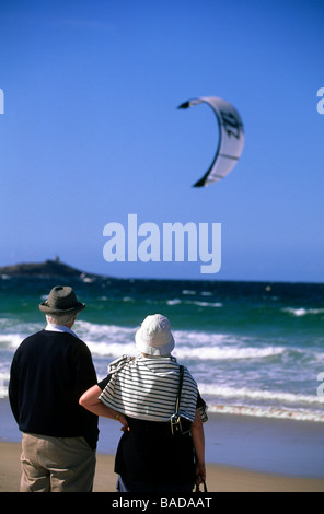 Francia, Cotes d'Armor, Sable d'Or Les Pins, delle passeggiate sulla spiaggia torna, rivolto verso il mare, la vela Kitesurf in background Foto Stock