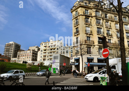 Parigi, Francia, Street Scene Real Estate Housing in 20th District, Gambetta area, quartieri, automobili, strade di Parigi, street Paris di giorno Foto Stock