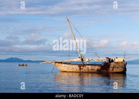 Madagascar, regione nord-occidentale, una barca tradizionale Foto Stock