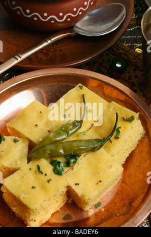 Dhokla Khaman è un cotto a vapore torta salata fatta da gram farina e tradizionale tè spuntino tempo dal Gujarat Foto Stock