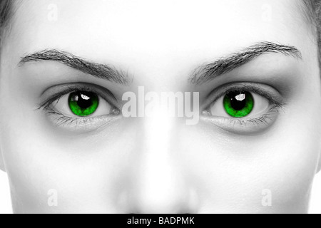 Alto contrasto bianco nero close up di un womans occhi di colore verde Foto Stock