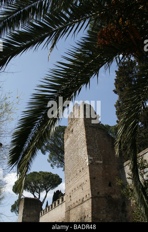 Antico romano aureliano muro di difesa nella zona Ostiense di Roma Italia Foto Stock