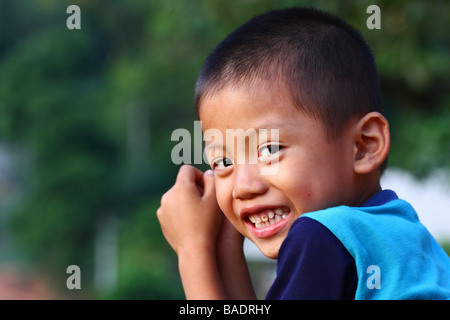 Bambini asiatici. Ritratto di un giovane ragazzo sorridente boy bambini del white thai in minoranza Mai Chau, Vietnam Foto Stock