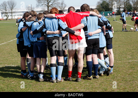 I ragazzi di rugby huddle gruppo prima della partita Foto Stock