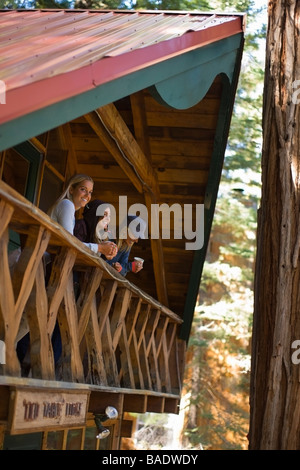 Le donne sul balcone di cabina, il lago Tahoe, CALIFORNIA, STATI UNITI D'AMERICA Foto Stock