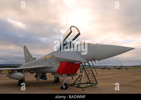 Eurofighter Typhoon La preparazione per il primo volo della giornata a RAF Kinloss Morayshire SCO 2389 Foto Stock