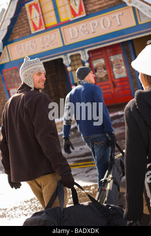 Persone che arrivano in Pike Peak Cog Railway Station in Manitou Springs, sul modo di Pike Peak, Colorado, STATI UNITI D'AMERICA Foto Stock