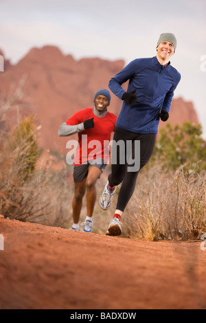 Due uomini jogging sul sentiero, Giardino degli dèi Park, Colorado Springs, Colorado, STATI UNITI D'AMERICA Foto Stock