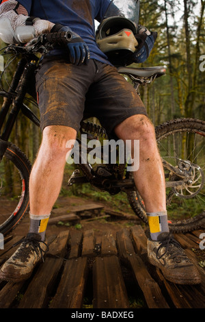 Close-up di Mountain Biker per le gambe, Blackrock Mountain Bike Park, Salem, Oregon, Stati Uniti d'America Foto Stock