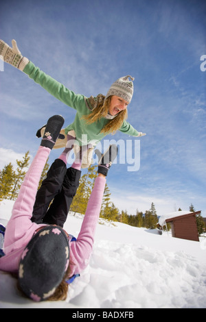 Due donne che giocano sulla neve, vicino a Frisco, Summit County, Colorado, STATI UNITI D'AMERICA Foto Stock