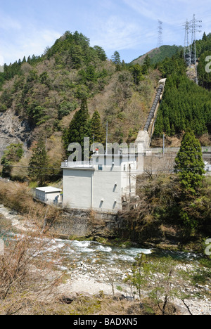 Piccolo, rurale centrale idroelettrica. Tenkawa village, Prefettura di Nara, Giappone. Foto Stock