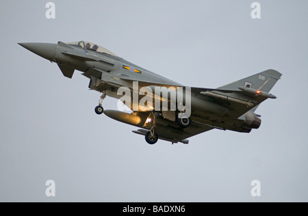 Approccio finale per un RAF Typhoon Eurofighter a RAF Kinloss Morayshire. SCO 2393 Foto Stock