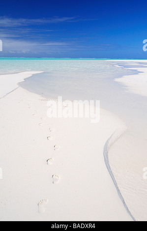 Orme nella sabbia sulla spiaggia, isola luna di miele, Laguna Aitutaki, Aitutaki, Isole Cook Foto Stock