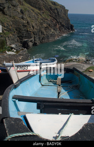 Barche sul lancio in barca alla Chiesa Cove, vicino la lucertola, la Cornovaglia del Sud Costa, Inghilterra Foto Stock