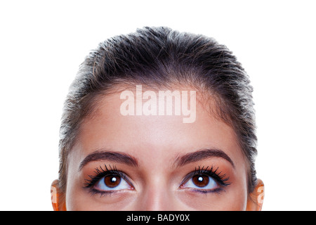 Bella bruna donna con grandi occhi marroni guardando verso l'alto isolato su sfondo bianco Foto Stock