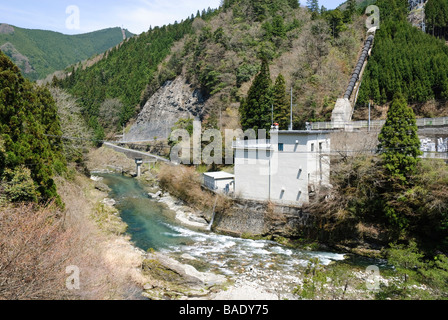 Piccolo, rurale centrale idroelettrica. Tenkawa village, Prefettura di Nara, Giappone. Foto Stock