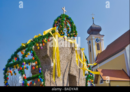 Fontana di pasqua la tradizione della Chiesa tradizionale di uova colorate torre croce felice cordino Germania Baviera tipico tipicamente bayern sy Foto Stock