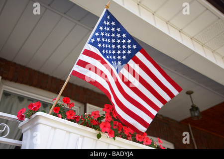 Bandiera americana battenti dal portico Foto Stock