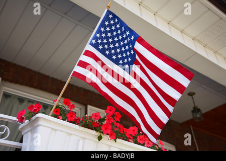 Bandiera americana battenti dal portico Foto Stock