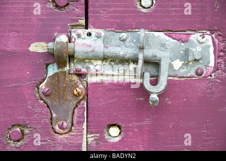 Primo piano di scorrimento del bullone di bloccaggio sul Gate viola Foto Stock