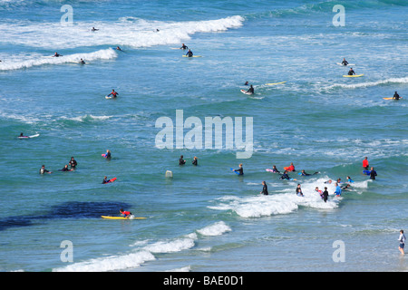 Sennen Cove Beach Cornovaglia sulla costa atlantica è popolare tra i surfisti e bodyboarder Foto Stock