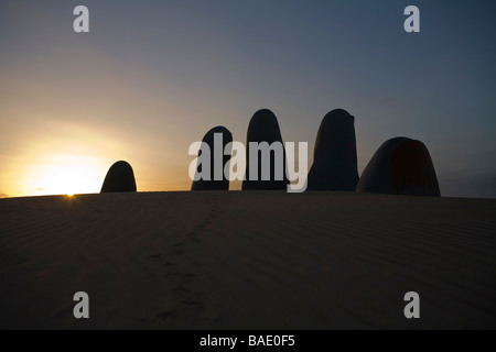 La scultura a mano sulla spiaggia di Punta del Este, Uruguay Foto Stock