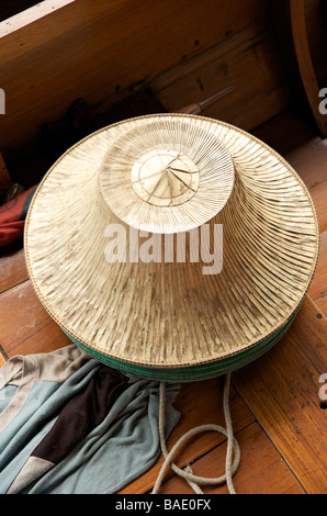 Distintivo tailandese tradizionale cappello indossato da mercati ambulanti in Bangkok in Thailandia Foto Stock