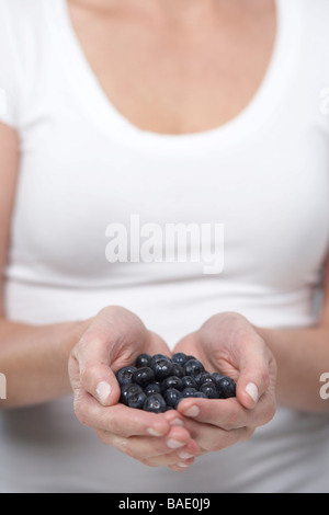 Donna che mantiene la frutta Foto Stock