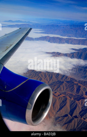 Ande peruviane montagne da un aereo con motore a getto visibile tra Lima e gli aeroporti di Cusco Peru Sud America Foto Stock