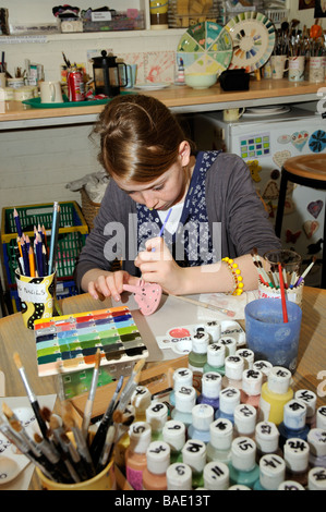 Pottery cafe girl decorazione e verniciatura Foto Stock