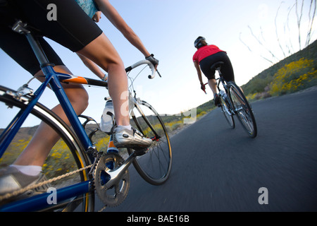 Basso angolo vista di ciclisti, Parco nazionale del Saguaro, Arizona, Stati Uniti d'America Foto Stock