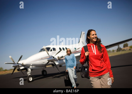 Due donne a piedi attraverso la Tarmac, Tucson, Arizona, Stati Uniti d'America Foto Stock