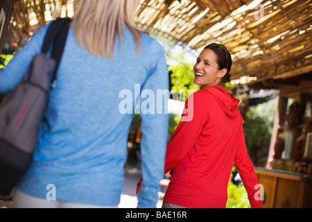 Due donne Shopping nel mercato Outdoor, Tucson, Arizona, Stati Uniti d'America Foto Stock