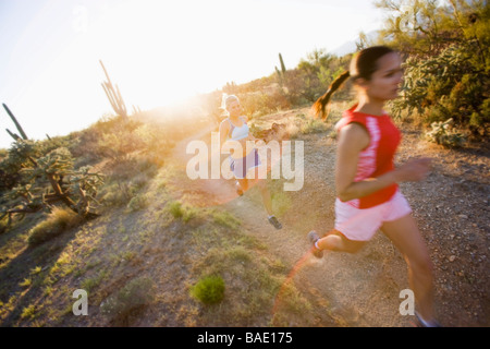 Le donne in esecuzione sul Desert Trail, Parco nazionale del Saguaro, Arizona, Stati Uniti d'America Foto Stock