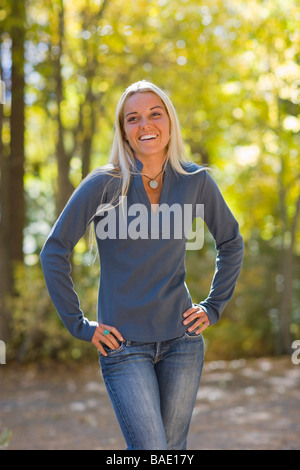 Ritratto di donna in foresta Foto Stock