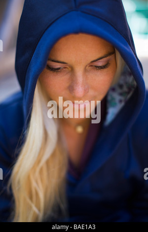 Donna che indossa felpa con cappuccio Foto Stock