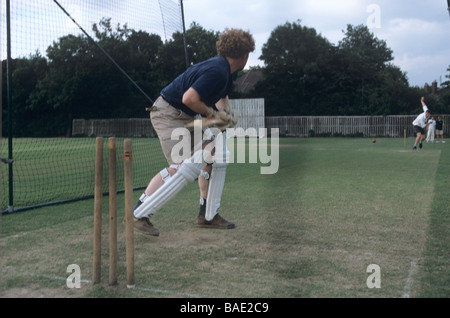 Il Cricketers praticare nelle reti di cricket in Dulwich Park Foto Stock