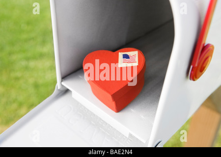 Cuore scatola sagomata in mailbox Foto Stock