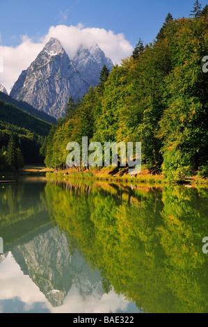 Montagne dal lago Riessersee, Garmisch-Partenkirchen, Baviera, Germania Foto Stock