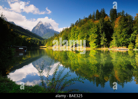 Montagne dal lago Riessersee, Garmisch-Partenkirchen, Baviera, Germania Foto Stock