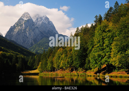 Montagne dal lago Riessersee, Garmisch-Partenkirchen, Baviera, Germania Foto Stock