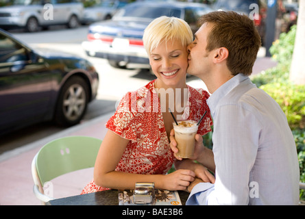 Giovane su una data ad un Cafe Foto Stock